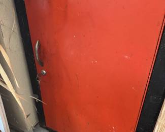 Locking tool cabinet