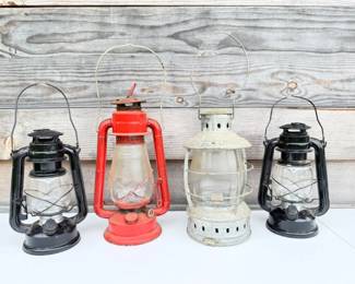 149 TwoOilLanternsTwoLEDLamps