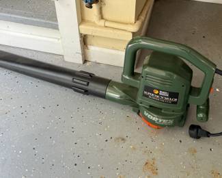 Black and Decker Blower/Vacuum