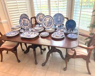 Double pedestal Virginia Galleries Henkel Harris Queen Anne style dining table with 4 dining chairs
