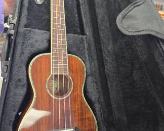 OSCAR SCHMIDT by Washburn ukulele with case