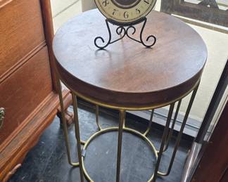 very nice round petite table