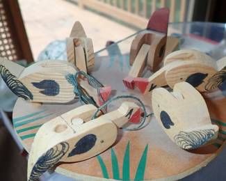 VINTAGE WOOD FEEDING CHICKEN GAME