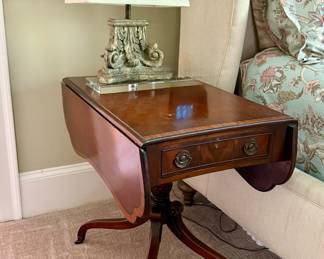 Mahogany side tables, a pair drop leaf