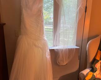 Absolutely stunning wedding dress with veil