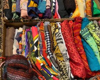 Ladies Scarves, 100s of pieces