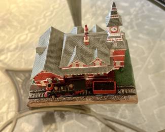replica of "The Old Railroad Station" by Danbury Mint, part of the "America's Historic Railroads" collection from 1993. It is based on the Point of Rocks, Maryland, train station $20
