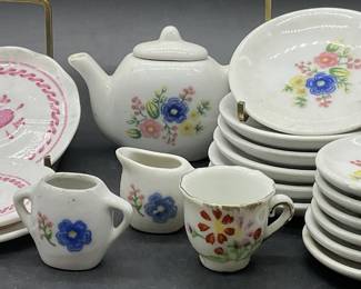 19 Vintage Ceramic Childrens Tea Service, Plates+