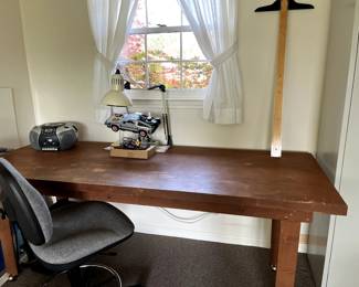This table is AWESOME!  Great for gaming, craft projects, as a workbench, ina kids room...ANYWHERE.  IT'S on WHEELS!