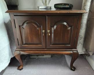 Qty 2 nightstands/end tables