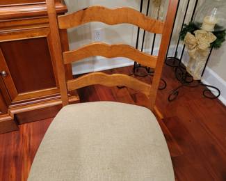 Cloth cushion chair to the dining room table