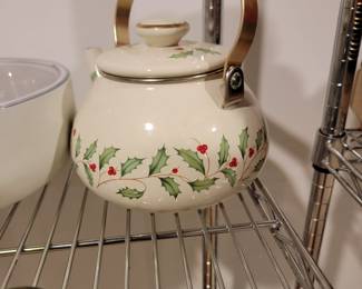 Holly design tea pot