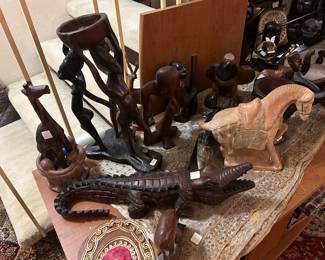 Many wooden carved alligators