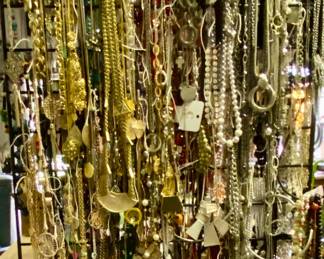 100's of Vintage Necklaces $2