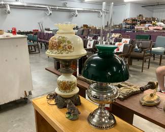 Quoizel Hurrican Table Lamp - Aladdin Kerosene  Lamp - Bird Figurine
