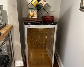 Wine refrigerator