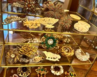 Vintage brooches and jewelry