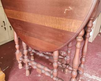 Gate leg table