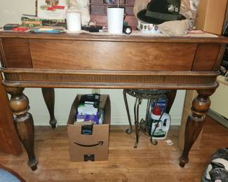 Spinette desk