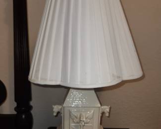 Porcelain lamp with horse heads design 