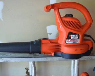 Blacker And Decker Eletric Leaf Hog Blower And Vacuum