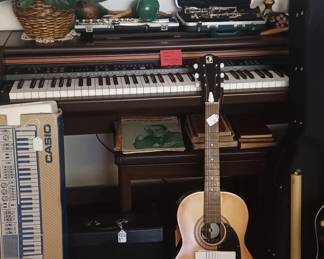 Electric piano. There is a keyboard, a NEW electric guitar with amp also
