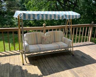 Vintage deck swing in great condition.