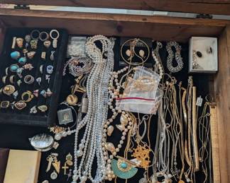 Gold Necklaces - Pearl Necklaces - Gold Bracelets - Gold Pendants