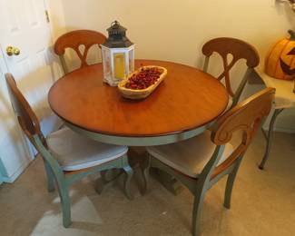 Cute kitchenette table