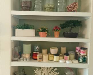 More decor and candles. And seashells.