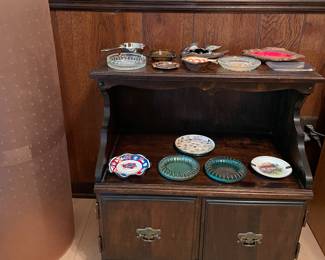 Small chest, ashtrays