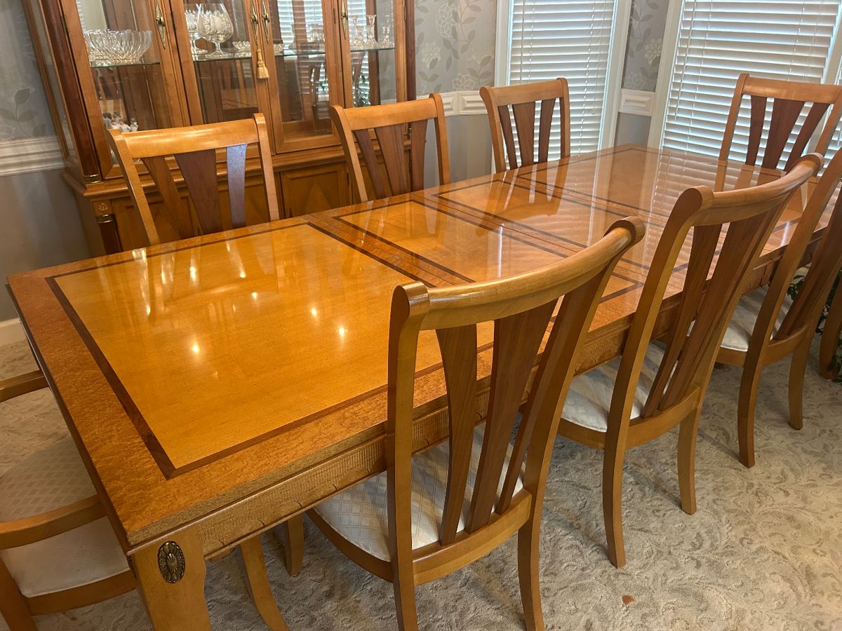 Stanley dining room
Table
With 8 chairs- like new 
