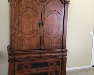 Beautiful solid wooden dresser/chest