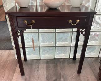 Wooden End Table W/ 1 Drawer, Brass Hardware, & Carved Corners (Ethan Allen)