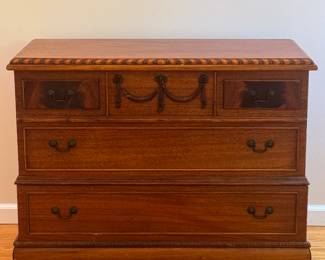 Roos Sweetheart Cedar Chest