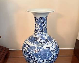 Goodman and wife Classic Chinese Vintage Blue and White Floral Globe Porcelain Vase