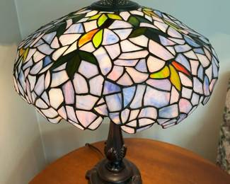 140 Chloe Lighting TiffanyStyle Wisteria Slag Glass Table Lamp Detailmin