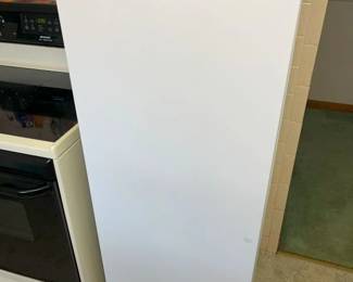 140 Insignia 7 Cu. Ft. Upright Freezermin