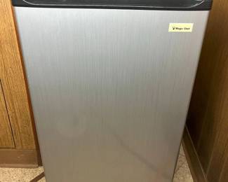 140 Magic Chef Stainless Mini Fridgemin