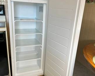 140 Insignia 7 Cu. Ft. Upright Freezer Detailmin