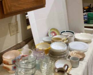 Lot of miscellaneous dishware