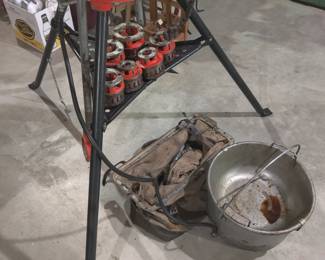 Tristand chain vise with dies and oil bucket