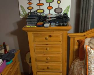 chest of drawers