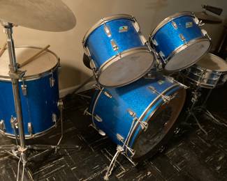 LUDWIG DRUMS W EXTRA SNARE