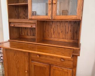 Has matching table 
Oak country Hutch 200.00  450.00 with table 
All pieces with buy it now - picked up by appointment only 
