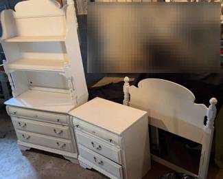 Bedroom Dressers With a Top Hutch Bed board