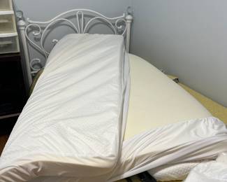 Costco Mattress topper Queen size . Almost New $50