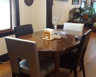 FRENCH PROVINCIAL OVAL DINING TABLE. LATE 20th CENTURY . $75