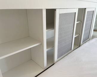 $1,500 Cottage Creek king size bed (no mattress) & 2 side dressers
(three-piece set sells new for $3,160)
• King size headboard & frame (older mattress)
8’2”L x 6’9”W (or 99” x 81”)
• King size headboard
5’L x 14”D x 6’9”H