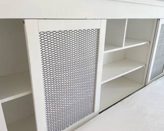 $1,500 Cottage Creek king size bed (no mattress) & 2 side dressers
(three-piece set sells new for $3,160)
• King size headboard & frame (older mattress)
8’2”L x 6’9”W (or 99” x 81”)
• King size headboard
5’L x 14”D x 6’9”H